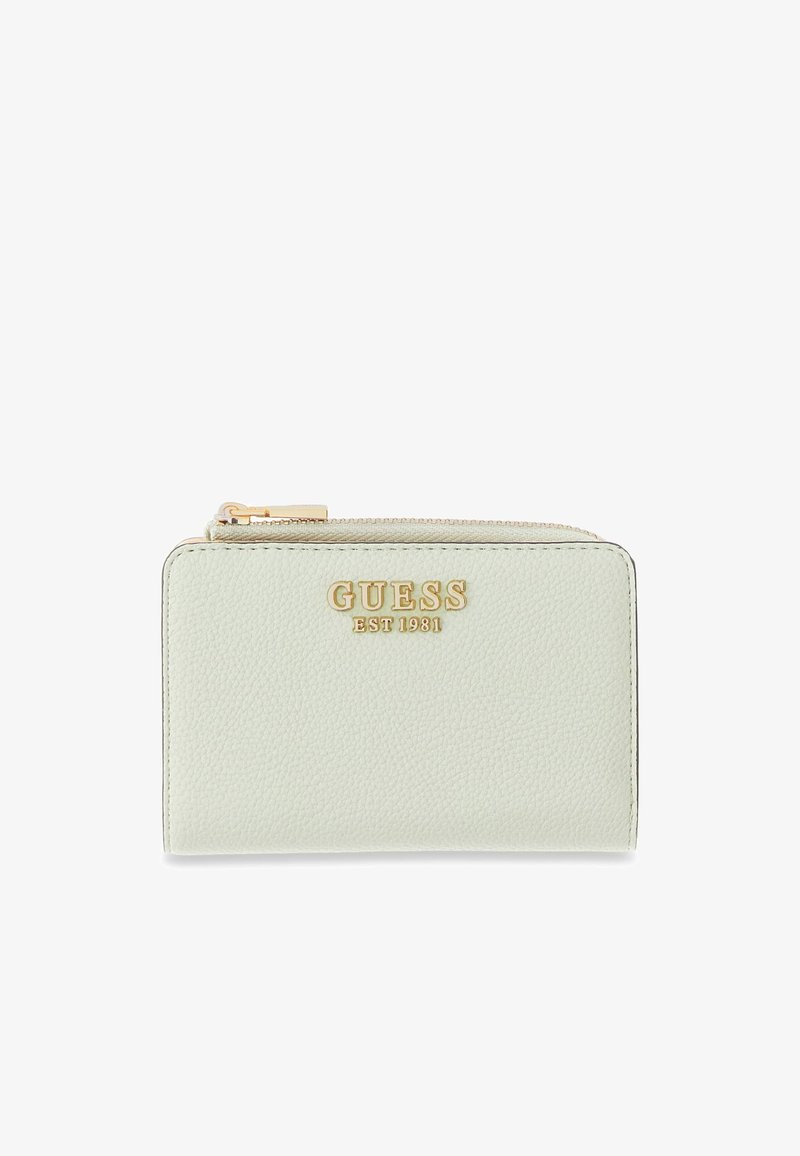 Petit portefeuille en cuir blanc texturé avec une fermeture éclair dorée et un lettrage doré "GUESS EST 1981" sur le devant.