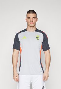adidas Performance BENFICA LISSABON TRAINING JERSEY - Klubové oblečenie - light solid grey/semi solar red