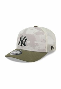 New York Yankees Cap mit einem beigen Camouflage-Front, olivgrünem Schirm, schwarzem Logo und Netzrücken. Mit gebogenem Schirm und verstellbarem Snapverschluss.