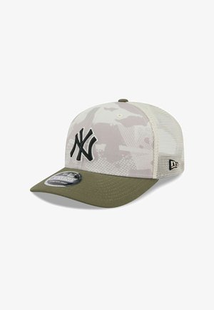 New York Yankees Cap mit einem beigen Camouflage-Front, olivgrünem Schirm, schwarzem Logo und Netzrücken. Mit gebogenem Schirm und verstellbarem Snapverschluss.