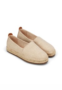 Chaussures espadrilles beiges en tissu texturé avec une semelle en jute, dotées d'un design plat et d'accents de talons marron contrastants.
