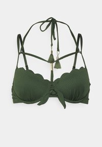 Top de biquíni verde com superfície texturizada, bordas em forma de ondas e alças ajustáveis. Apresenta um detalhe em nó no centro e franjas decorativas.