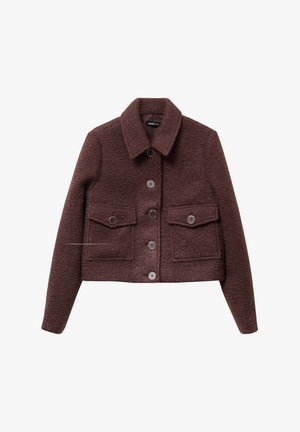 Veste courte marron en tissu texturé, avec un col pointu, fermeture à boutons à l'avant et deux poches poitrine avec rabats à boutons.