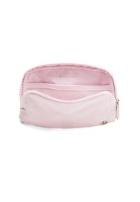 Svetlo roza torbica na zipo, izdelana iz gladkega materiala, z mrežasto žepkom znotraj in majhnim zlatim logotipom.