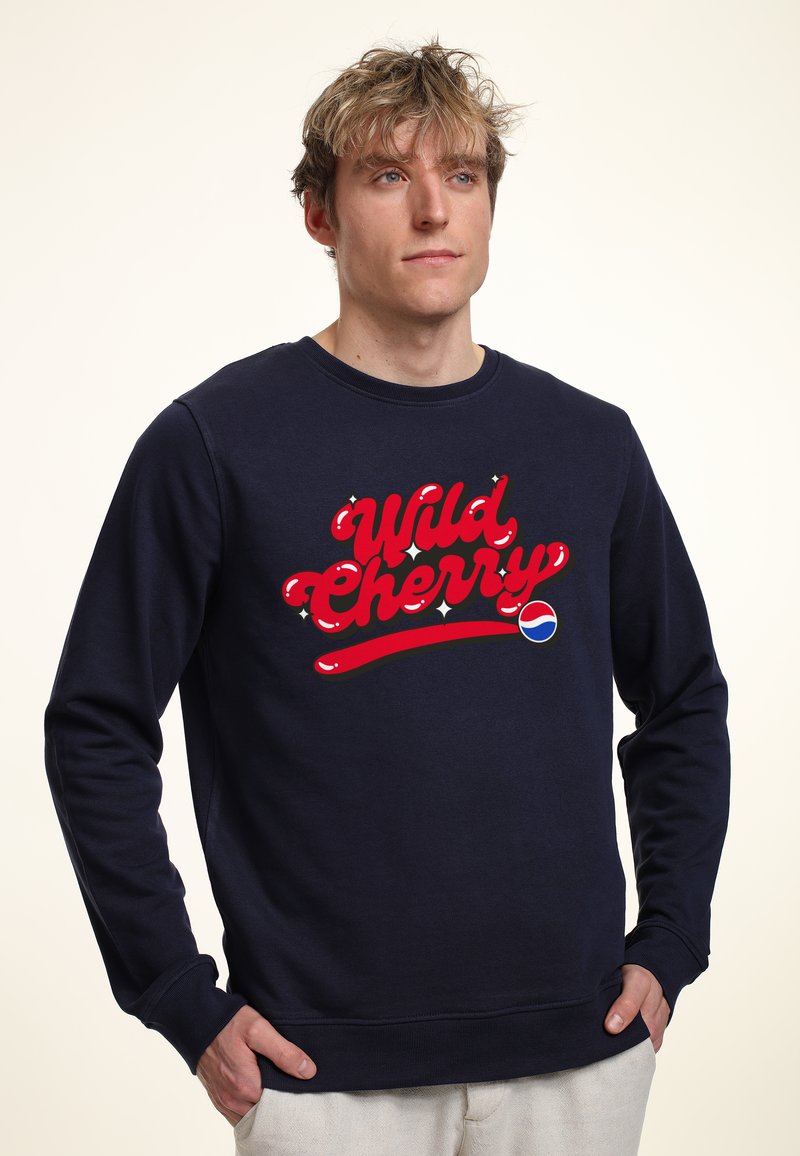 Felpa blu navy in cotone, con un audace testo grafico rosso "Wild Cherry" con accenti lucidi e un logo circolare. Maniche lunghe.
