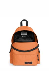 Zaino arancione con cerniera e accessori neri. Presenta un ampio scomparto principale, una tasca frontale e una maniglia superiore per il trasporto.