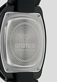 Aston Martin Formula One pulksteņi ar nerūsējoš�ā tērauda korpusu, melnu gumijas siksnu un iegravētu logo un detaļām uz sudraba aizmugures.