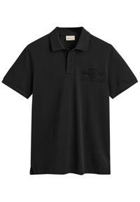 Čierna polo košeľa vyrobená z bavlny, s trojitou gombíkovou légou, krátkymi rukávmi a vyšitým logom na ľavej hrudi.