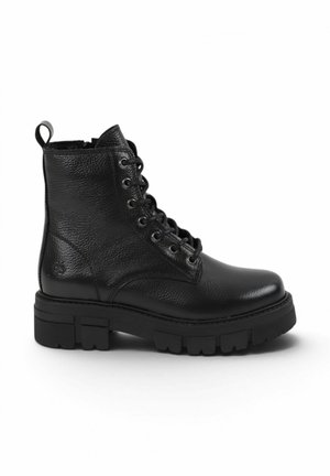 Bota de combate de cuero negro con cordones, suela gruesa y tirador en la parte trasera, mostrada de perfil sobre un fondo blanco.
