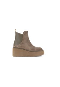 Stivale in camoscio marrone con pannelli elastici laterali verdi, punta tondeggiante e suola piatta spessa beige. Dotato di un anello per una facile calzata.