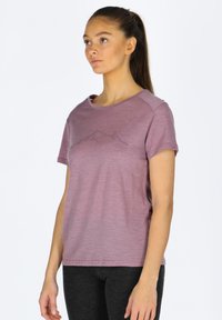 T-shirt sportivo di colore viola chiaro con maniche corte, scollatura rotonda e grafica di montagne discreta. Realizzato in tessuto morbido e traspirante, vestibilità comoda.