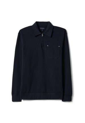 Dunkelblauer langärmeliger Pullover mit Kragen, einem Viertel-Reißverschluss vorne und einer Brusttasche mit zwei kleinen silbernen Nieten.