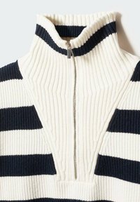 Sweter dziergany z wysokim kołnierzem, z białymi i granatowymi poziomymi paskami, teksturowanym żebrowanym wzorem oraz srebrnym zamkiem błyskawicznym z przodu.