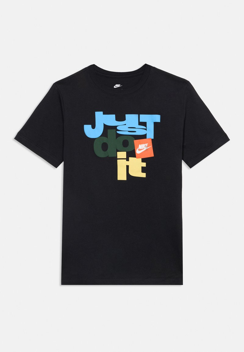 Melns īsroku T-krekls ar krāsainu tekstu "Just do it" un oranžu Nike logotipu priekšpusē, centrēts uz vienkrāsaina fona.