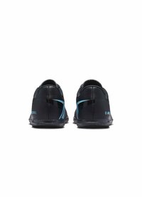 Scarpe da ginnastica nere con accenti blu, caratterizzate da una tomaia sintetica liscia, texture contrastanti e un design a profilo basso.