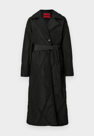 Cappotto lungo nero trapuntato con ampio colletto, due bottoni e cintura coordinata legata in vita, etichettato HUGO all'interno del colletto.
