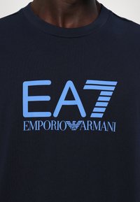 EA7 Emporio Armani Apdrukāts T-krekls - dark blue
