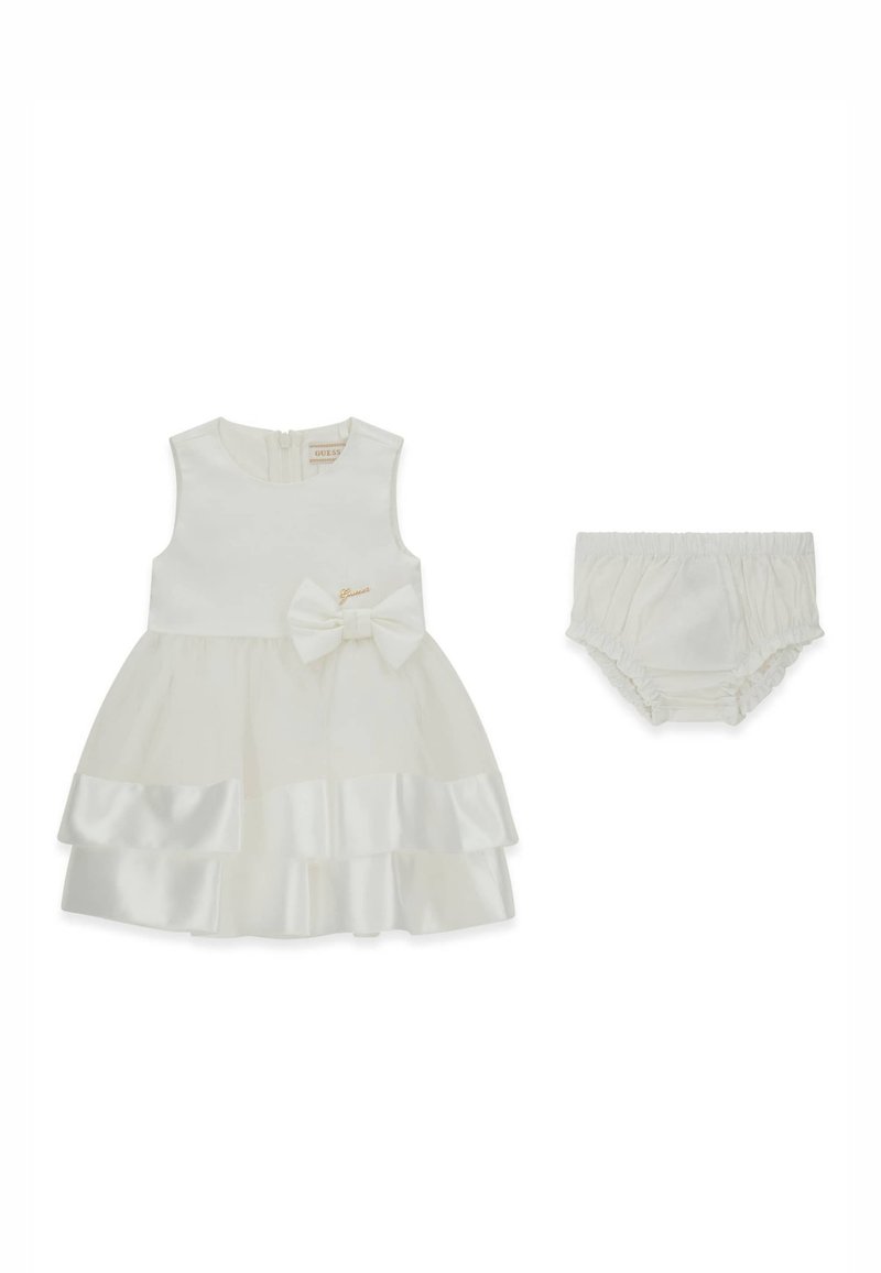 Weißes ärmelloses Kleid mit mehrlagigem Satinstoff-Rock, Schleifendetail und goldenem Logo. Inklusive passender weißer Bloomer.