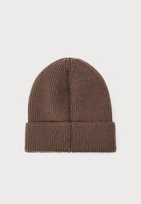 Gorro de lana marrón con textura acanalada, que presenta un dobladillo y una parte superior lisa, adecuado para su uso en climas fríos.