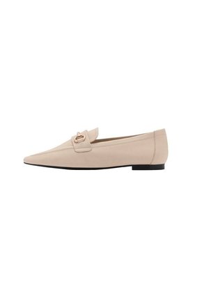 Mocassin plat en cuir beige à bout pointu avec détail de boucle dorée sur une semelle noire, vu de profil.