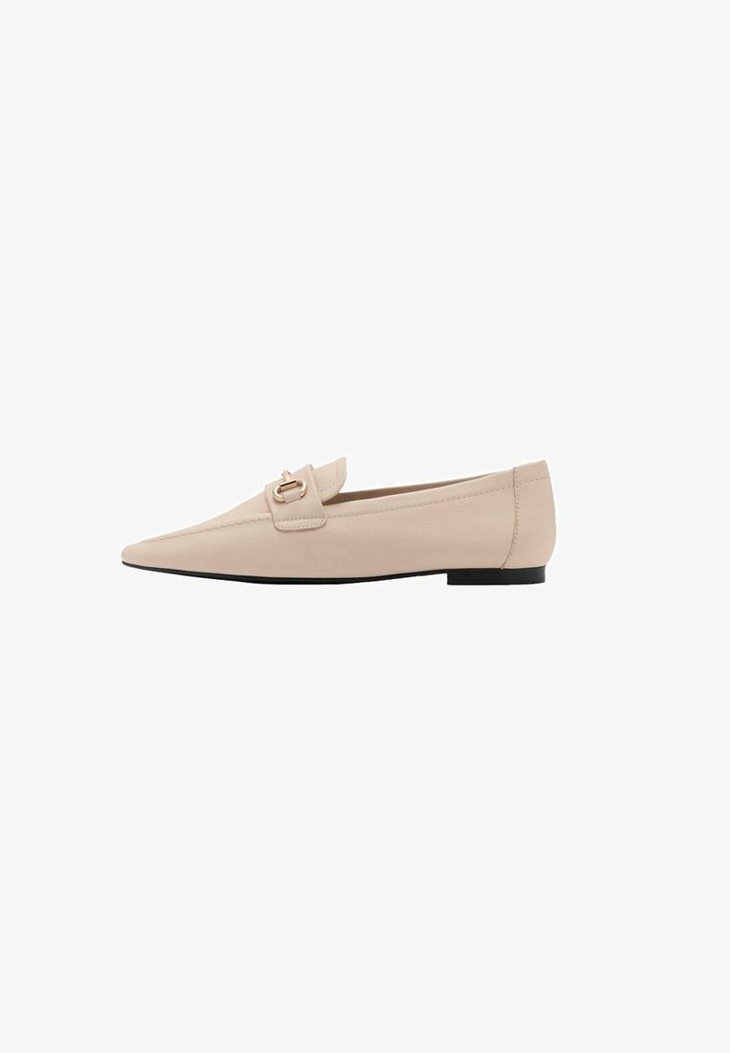 Mocassin plat en cuir beige à bout pointu avec détail de boucle dorée sur une semelle noire, vu de profil.