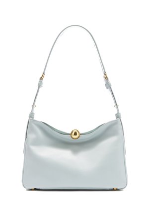 Sac à épaule en cuir bleu clair avec bandoulière réglable et fermoir rond central doré, forme rectangulaire aux bords arrondis.