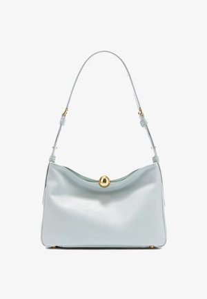 Lichtblauwe leren schoudertas met verstelbare band en centrale gouden ronde sluiting, rechthoekige vorm met zachte randen.