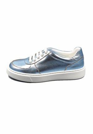 Sneaker blu metallico con finitura liscia, lacci bianchi e suola in gomma testurizzata. Gli accenti includono cuciture a contrasto e punta arrotondata.