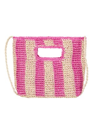 Prostokątna pleciona torba ze słomy z różowymi i naturalnymi pionowymi paskami, wyciętym uchwytem oraz plecionym paskiem na ramię.