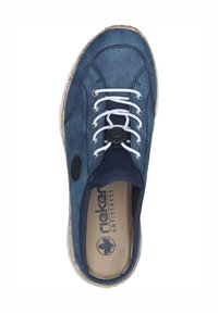 Chaussure en cuir bleu avec lacets blancs, bout rond et semelle texturée. Présente un logo embouti sur le côté et une semelle intérieure rembourrée.