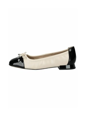 Ballet flat shoe in beige leather with a black patent leather toe cap. Features a small heel and a bow accent on the front.