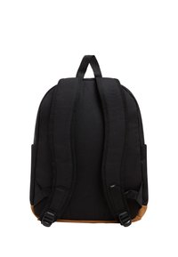 Mochila de tela negra con correas ajustables y una base marrón en contraste. Cuenta con dos bolsillos laterales y una asa en la parte superior.