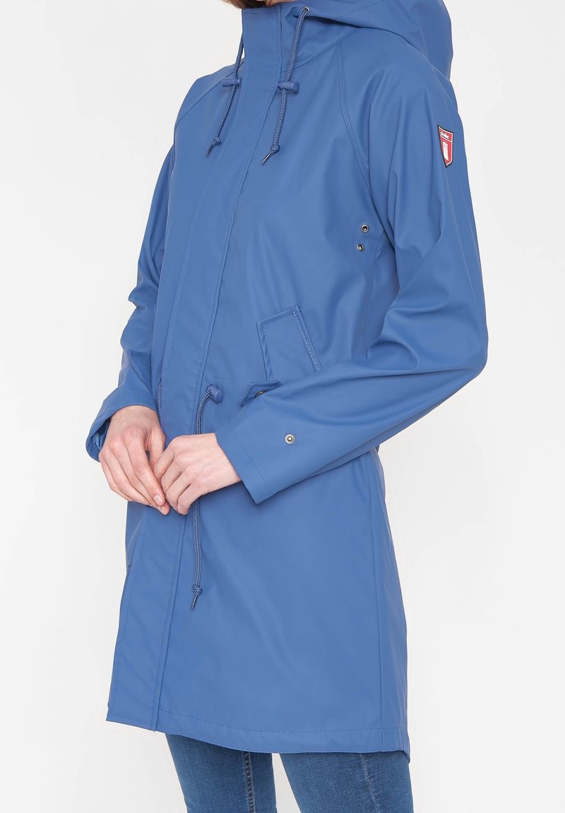 Blauwe waterdichte jas met capuchon, getailleerde taille, voorkruiszakken en een logo-patch. Gladde textuur en een regulier pasvorm ontwerp.