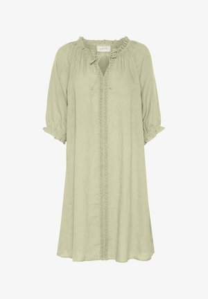 Jasnozielona lniana sukienka o luźnym kroju, z marszczonym dekoltem i rękawami sięgającymi do łokcia. Posiada ozdobną koronkową wstawkę na środku.
