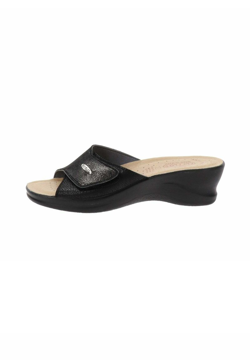 Sandale à talon en cuir noir avec bout ouvert, semelle en coin courbe, strap texturé et logo métallique. La semelle intérieure beige douce offre du confort.