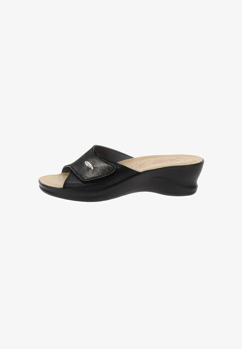 Sandale à talon en cuir noir avec bout ouvert, semelle en coin courbe, strap texturé et logo métallique. La semelle intérieure beige douce offre du confort.