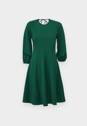 Zelené šaty s dlouhými nabíranými rukávy, kulatým výstřihem a přesně padnoucím živůtkem. Vyrobené z měkké tkaniny, jemně se rozšiřují v pase až k lemování.