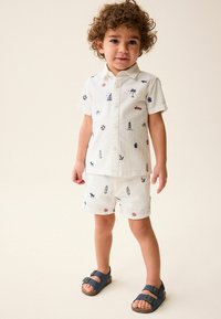 Next Shorts - white