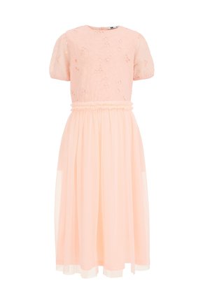 Robe midi rose clair avec manches courtes bouffantes, corsage en dentelle œillet florale, taille plissée et jupe fluide transparente.