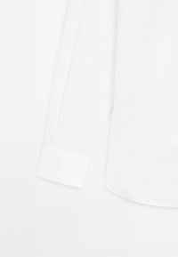 Witte langemouwen shirt met een gladde textuur, met een knoopmanchet en een afgeronde zoom. De stof lijkt licht en ademend te zijn.