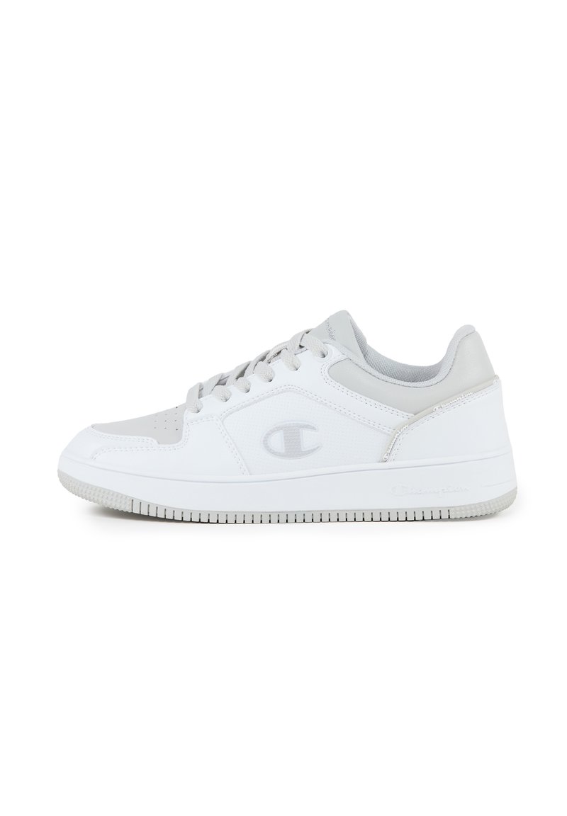 Weiße und hellgraue Low-Top-Sneaker mit Schnürsenkeln, strukturiertem Seitenpanel und einem "C"-Logo an der Seite und Sohle, isoliert auf weißem Hintergrund.