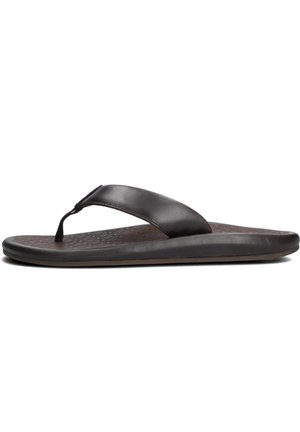 Tong en cuir noir avec une semelle texturée marron, dotée d'un design en T et d'une semelle en caoutchouc plate pour une stabilité optimale.