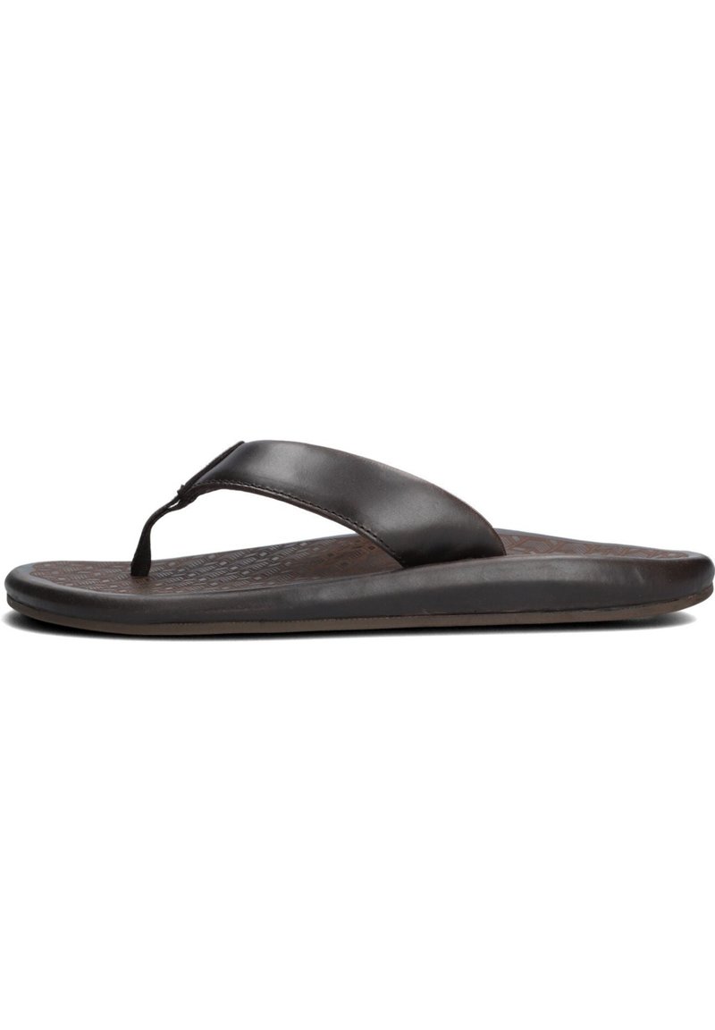 Tong en cuir noir avec une semelle texturée marron, dotée d'un design en T et d'une semelle en caoutchouc plate pour une stabilité optimale.