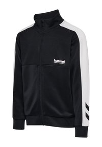 Czarna kurtka treningowa z zamkiem błyskawicznym, fakturowany materiał z przodu, białe panele na ramionach oraz logo Hummel Performance na lewej piersi.