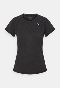 Svart atletisk t-shirt med korta raglanärmar, rund halsringning och kontrasterande vitt logotyp på bröstet. Mjukt, texturerat tyg.