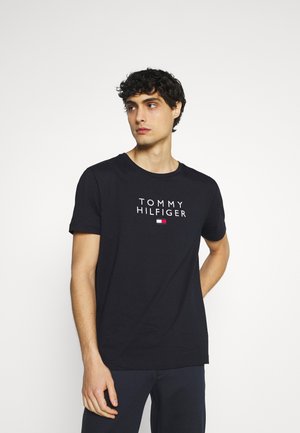 STACKED FLAG TEE - Triko s potiskem - desert sky
