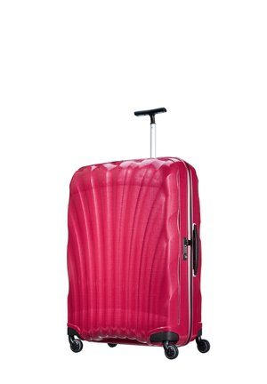 Hartschalenkoffer in Rosa mit strukturiertem Wellenmuster, ausziehbarem Griff und vier Rollen für einfache Manövrierbarkeit.