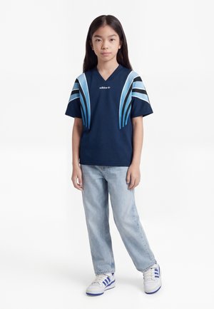 adidas Originals LOOSE BATWING SANTIAGO JUNIOR UNISEX - Trükipildiga T-särk - night indigo/royal