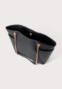 Μαύρη τσάντα ώμου από δέρμα με υφή, διακοσμημένη με χρυσές αλυσίδες και ευρύχωρο εσωτερικό. Διαθέτει διπλές πλαϊνές τσέπες και μαγνητικό κλείσιμο.