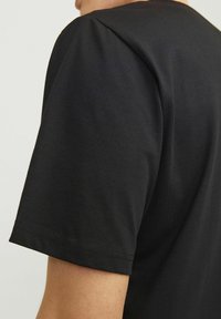 Jack & Jones JORVESTERBRO PICTURE CREW NECK - Nyomott mintás póló - black